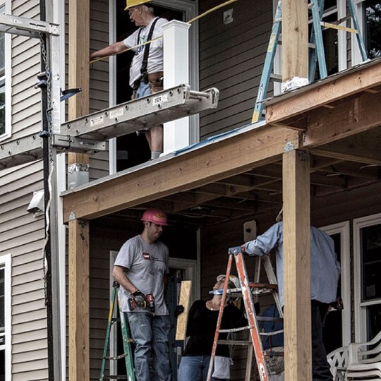 GAF certfied roofing contractors volunteering to build homes in their community